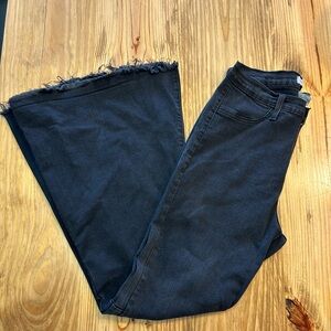 Judy Blue 
Wide legged, bell bottoms, raw hem  
Black denim 
Size 11/30
Comfort